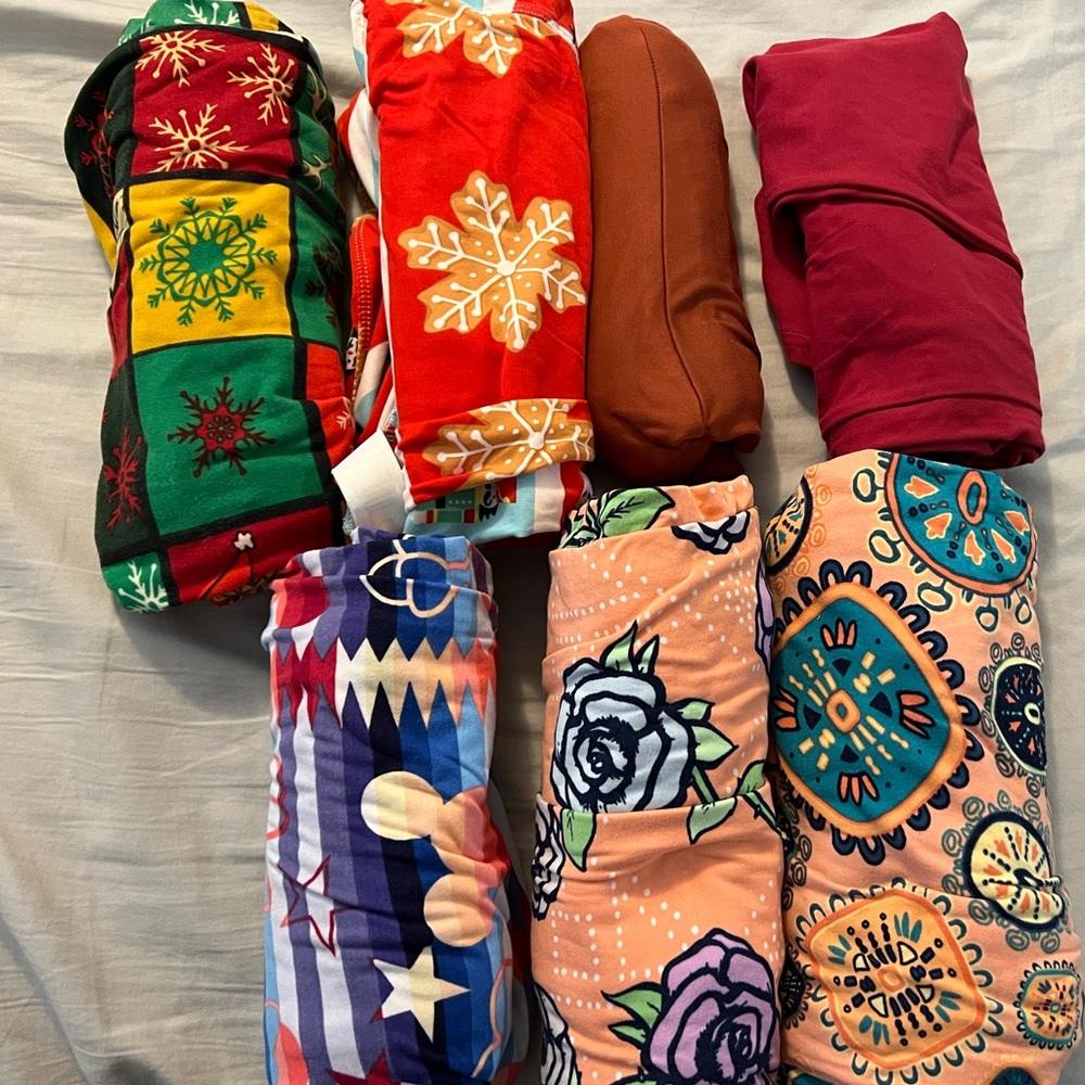 Lularoe Leggings TC2 7pair. 2 solid 2 Christmas 1 Disney 2 patterns